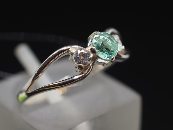 Серебряное кольцо с натуральным бериллом и фианитами - 139
