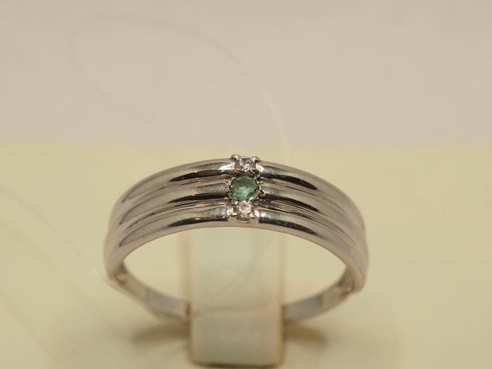 Серебряное кольцо с изумрудом 0.03 карат - 279