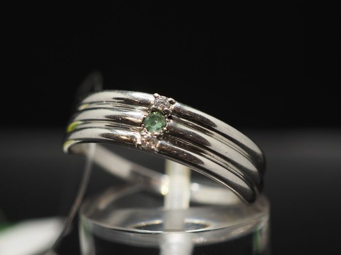 Серебряное кольцо с изумрудом 0.03 карат - 279