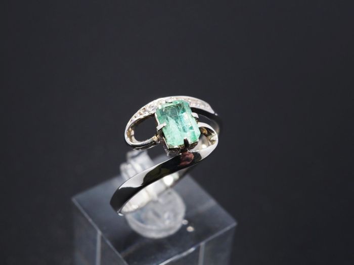 Серебряное кольцо 925 пробы с бериллом 0,65 карат - 68