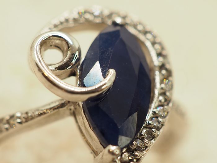 Серебряное кольцо с корундом-475