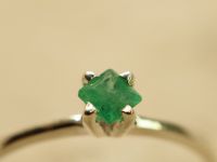 Серебряное кольцо с натуральным изумрудо-740