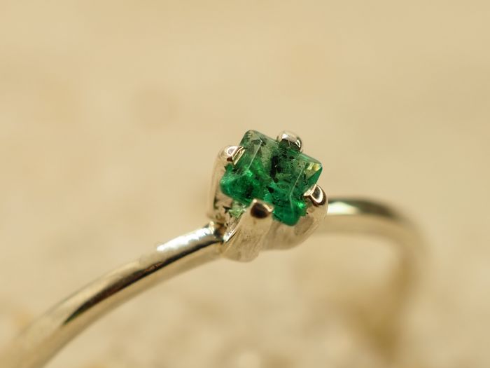 Серебряное кольцо с натуральным изумрудом-750